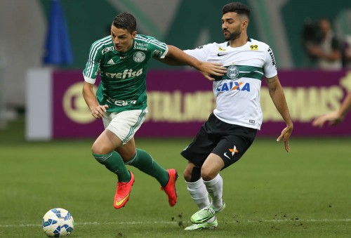 SÃO PAULO, SP - 29.11.2015: PALMEIRAS X CORITIBA - O jogador Andrei, da SE Palmeiras, disputa bola com o jogador Alan Santos, do Coritiba FC, durante partida válida pela trigésima sétima rodada do Campeonato Brasileiro, Série A, na Arena Allianz Parque. (Foto: Cesar Greco / Fotoarena)