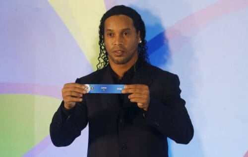 　４月１４日、リオデジャネイロ五輪サッカーの１次リーグ組み合わせ抽選が行われ、男子日本はスウェーデン、コロンビア、ナイジェリアとＢ組に入った。写真はプレゼンターを務めた元ブラジル代表ＦＷロナウジーニョ（２０１６年　ロイター/Ricardo Moraes）