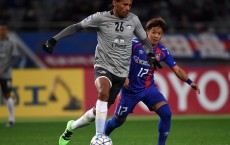 CHOFU, JAPAN - FEBRUARY 09:  Anderson Dos Santos of Chonburi FC and Hiroki Kawano of FC Tokyo compete for the ball during the AFC Champions League playoff round match between FC Tokyo and Chonburi FC at the Tokyo Stadium on February 9, 2016 in Chofu, Japan.  (Photo by Etsuo Hara/Getty Images)