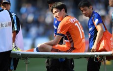 KAWASAKI, JAPAN - MAY 05:  Kisho Yano of Albirex Niigata is stretched off the pitch after being injured during the J.League J1 match between Kawasaki Frontale and Albirex Niigata at Todoroki Stadium on May 5, 2017 in Kawasaki, Kanagawa, Japan.  (Photo by Etsuo Hara/Getty Images)