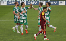 VIENNA,AUSTRIA,14.JUN.20 - SOCCER - tipico Bundesliga, championship group, SK Rapid Wien vs WAC Wolfsberg. Image shows the rejoicing of Koya Kitagawa (Rapid), Filip Stojkovic (Rapid), Christoph Knasmuellner (Rapid), Dejan Petrovic (Rapid) and the disappointment of Milos Jojic (WAC). Keywords: Wien Energie. Photo: GEPA pictures/ Christian Ort