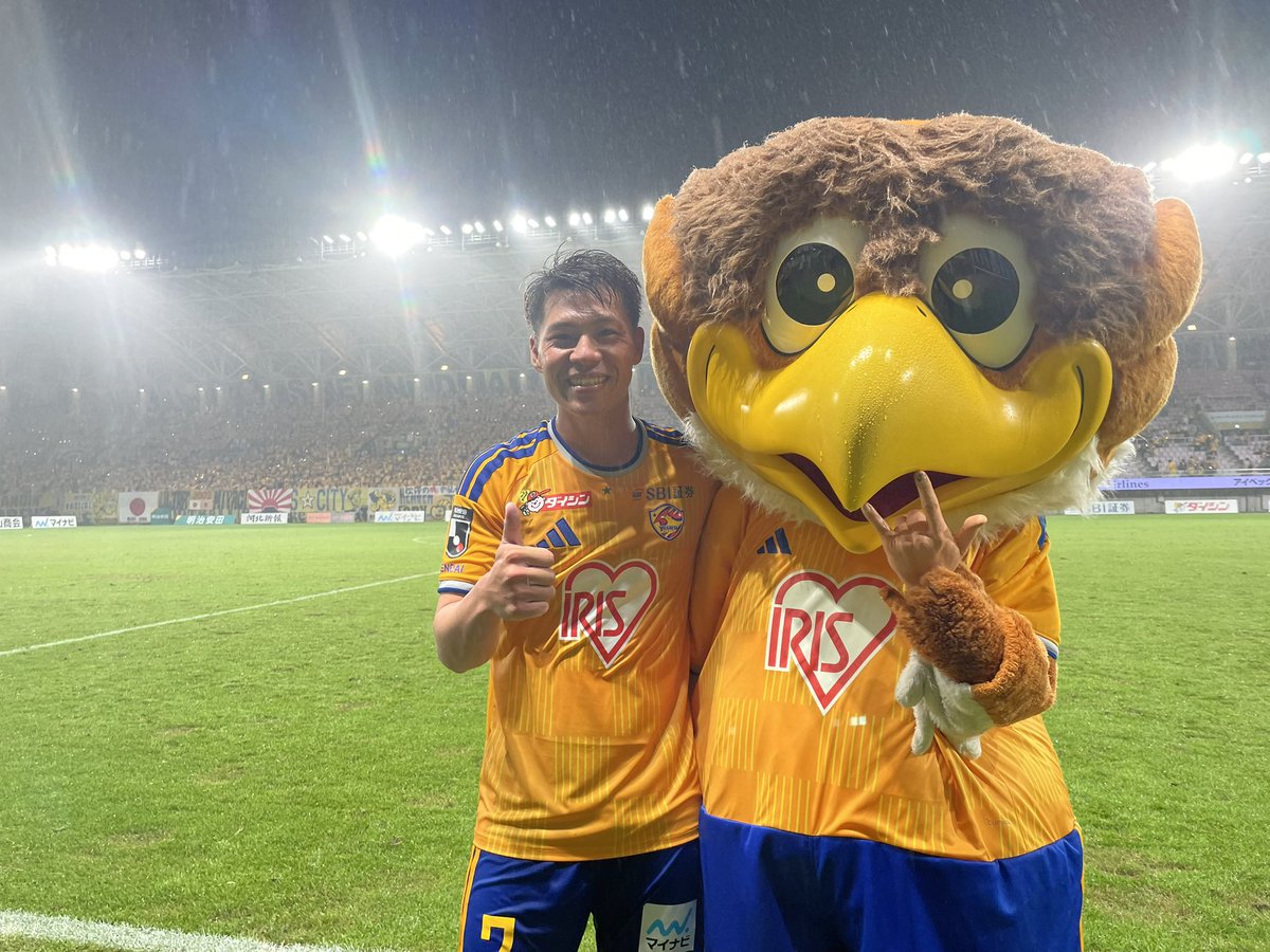 ベガルタ仙台のホーム初勝利で中島元彦とポーズを決めたベガッ太さん　あれ？お手々が…