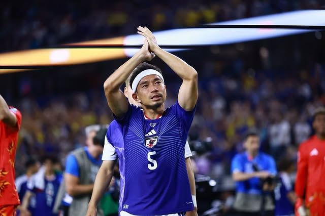 FC東京の開幕戦に日本代表DF長友佑都が来場し挨拶　去就に注目集まる