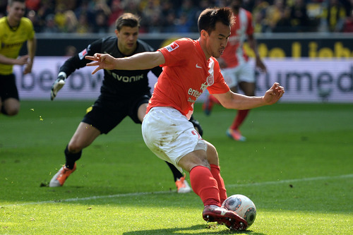 Shinji Okazaki scores against Dortmund